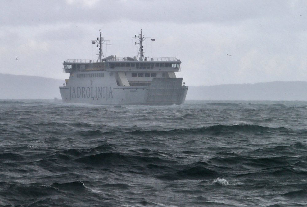 Vjetar prekinuo trajektne i katamaranske linije, podno Velebita olujni udari bure