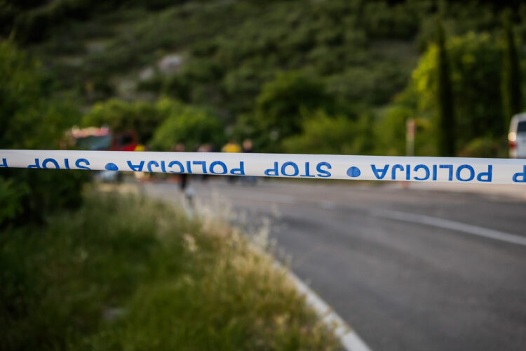 Drama kod Sinja: Školski autobus planuo pa sletio s ceste. Djeca uspjela izaći