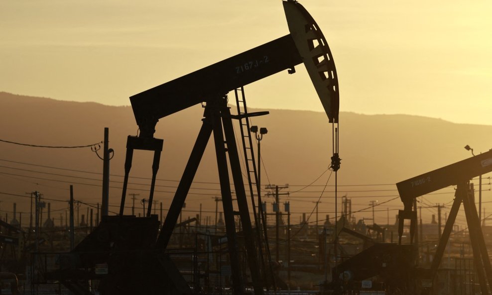 SAD će otpustiti 172 milijuna barela nafte iz strateških rezervi