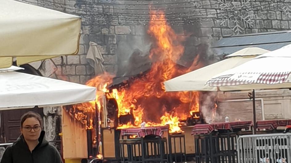 Izgorjela adventska kućica u Zadru: Dolili vodu u vruće ulje