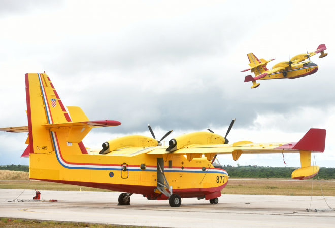 HRVATSKI VOJNICI DO SADA GASILI 16 POŽARA: Sezona je tek počela, a već izvršeno 1108 letova