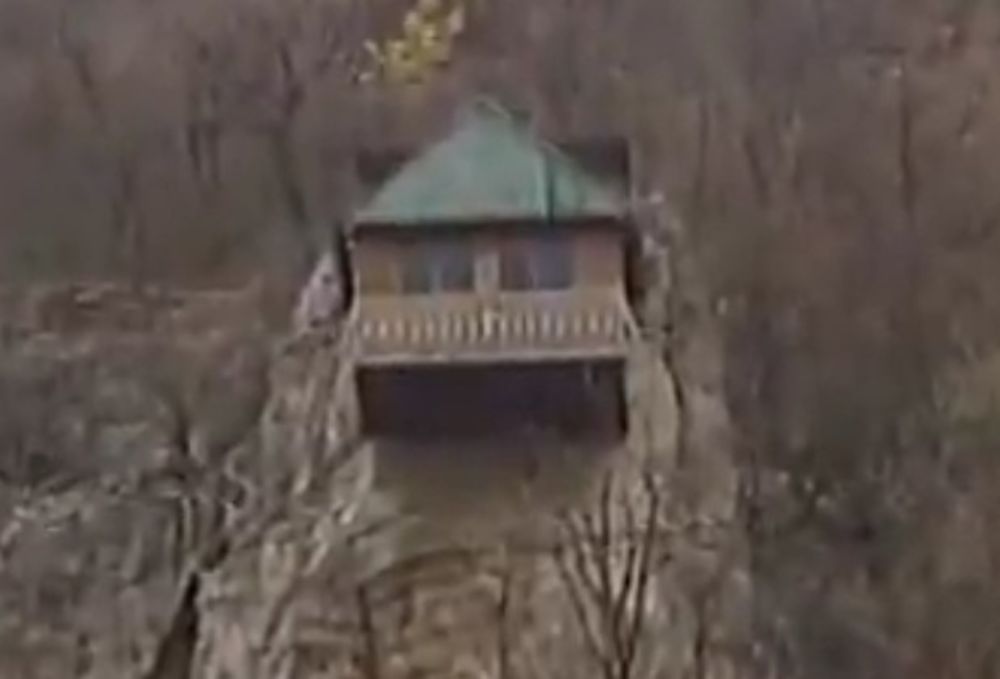 ČARDAK NI NA ZEMLJI NI NA NEBU