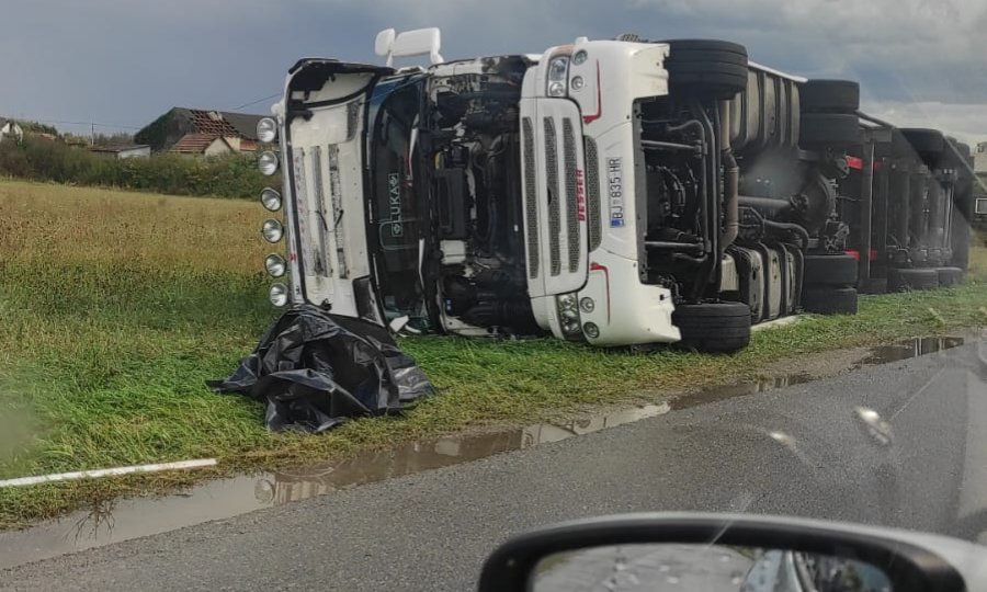 Nevrijeme u Čazmi prevrtalo kamione i čupalo stabla