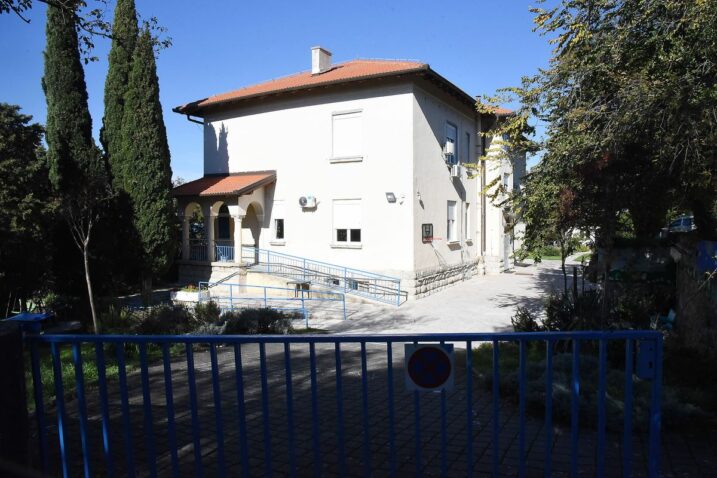 “Smrti korisnika ustanova socijalne skrbi su uobičajene”: Slijevaju se osude na izjavu Državne tajnice, reagirao ministar