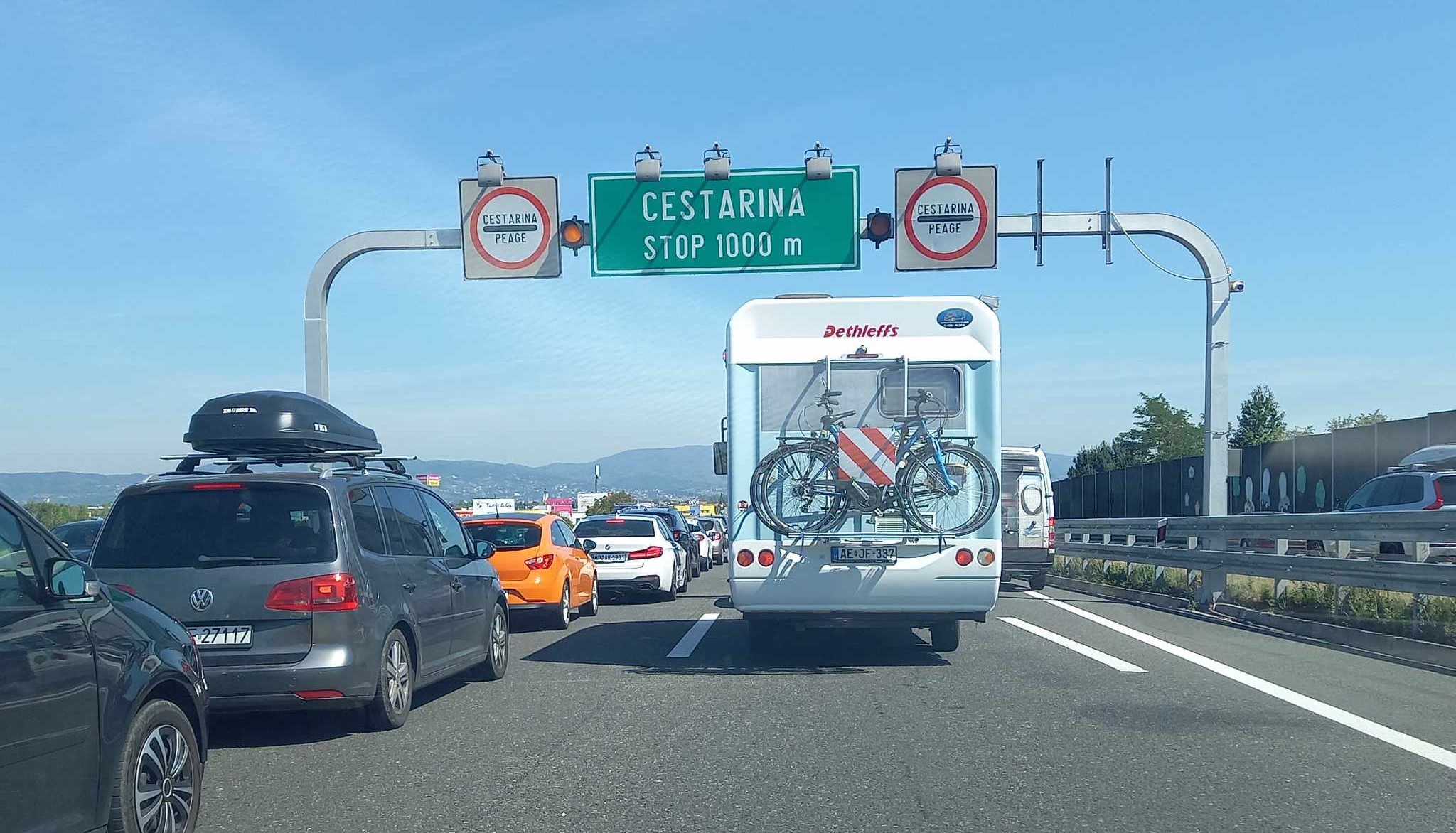 Počinje kaos na cestama prema moru, već se stvaraju kilometarske kolone!