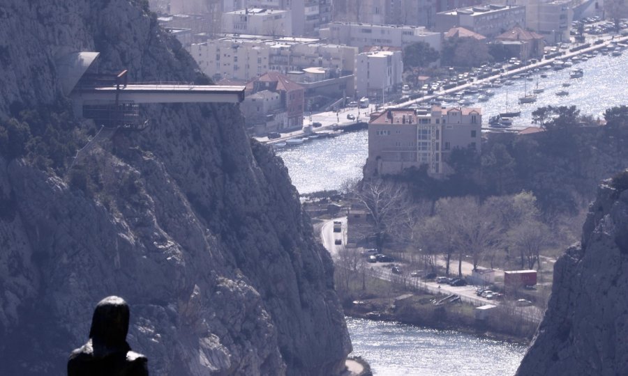 OBILAZNICA OMIŠA   Pogledajte atraktivne fotografije s gradilišta mosta koji će sa svojih 216 metara preskočiti Cetinu