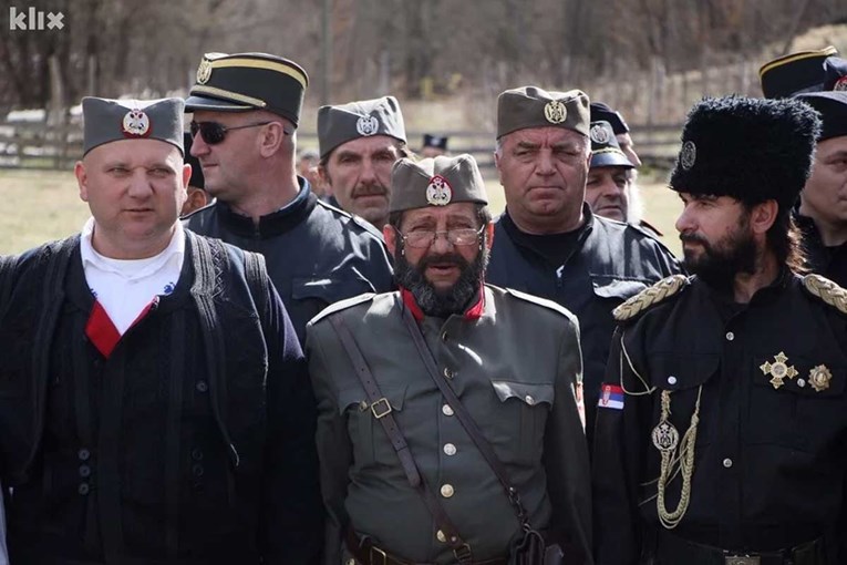 VINKOVCI: Slavili pravoslavni Badnjak uz četnička obilježja