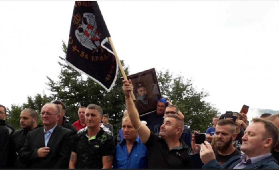 KAOS NA ČETNIČKOM SKUPU! Crnogorski policajci privode sudionike, među njima i političari