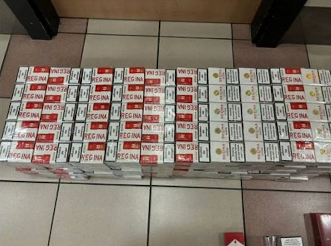 Pretresli garažu na Trnju pa pronašli preko 90 kilograma duhana i 244 šteka cigareta