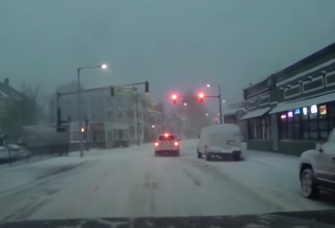 PARALIZIRAN SJEVEROISTOK SAD-a: ‘Ciklonska bomba’ ruši sve pred sobom, ženu pronašli mrtvu u automobilu