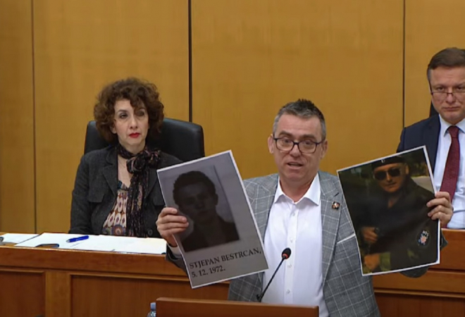 ĆIPE HRVATSKOJ POKAZAO SLIKE, ‘DRAGANA, ŠUTJELA SI!’ Bijes u Saboru zbog ‘srpskog porodičnog stabla’: ‘Gdje su ovi dečki? Odvedeni su u tvoje selo’