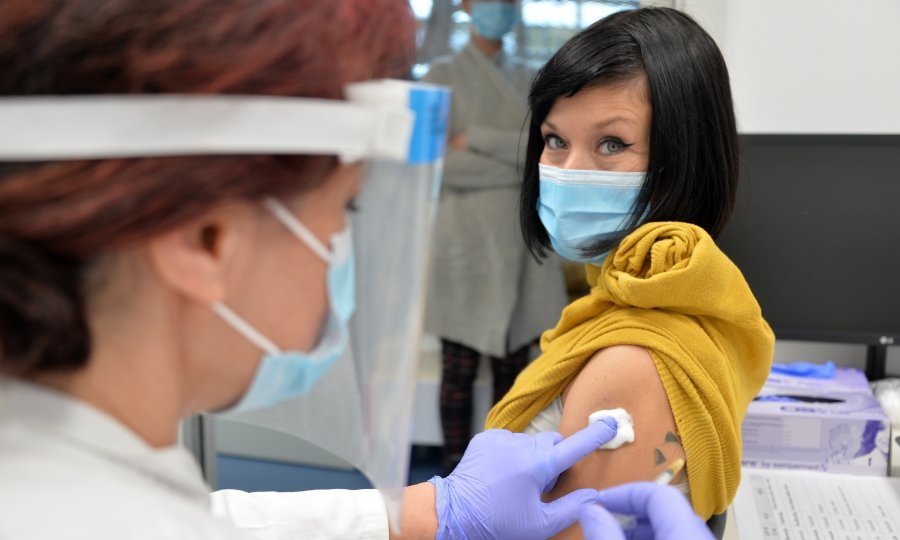 U ponedjeljak počinje masovno cijepljenje: Rijeka i Zagreb pripremaju punktove, razmatra se Velesajam, ali i sportske dvorane