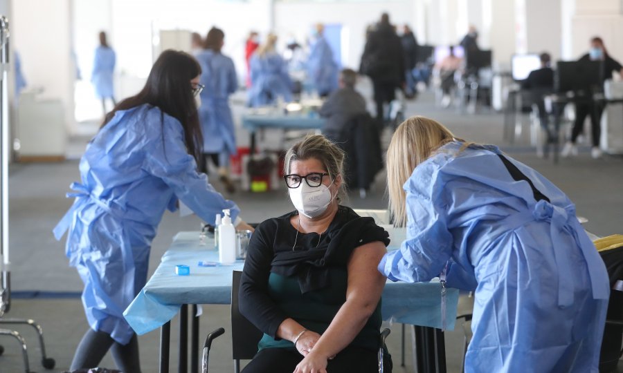 Strahujete od cjepiva? AstraZeneca je objavila zbog kojih simptoma morate odmah tražiti liječničku pomoć