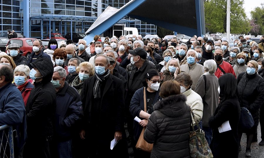 Gomila ljudi čeka cjepivo Pfizer na Velesajmu, psuju organizatore u strahu od zaraze