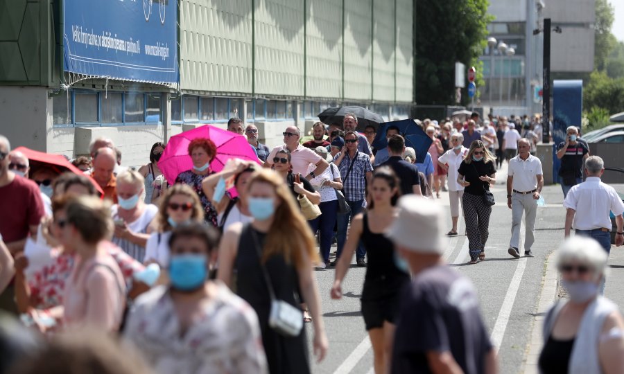 ORGANIZACIJSKI KAOS U ZAGREBU: Nevjerojatna gužva za cijepljenje na Velesajmu! Tisuće ljudi na paklenoj vrućini čekaju svoju dozu