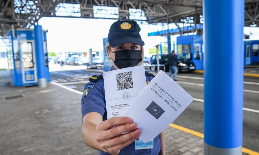 ZAMJENA ZA MASKE Najesen bez covid potvrde ni u trgovinu? 'Takvo ograničenje ne bi prošlo provjeru ustavnosti!'