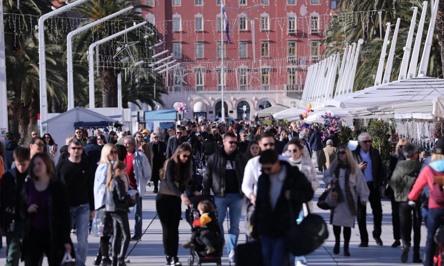 Zbog divljanja korona brojki stižu strože mjere u Dalmaciji, otkrivamo detalje
