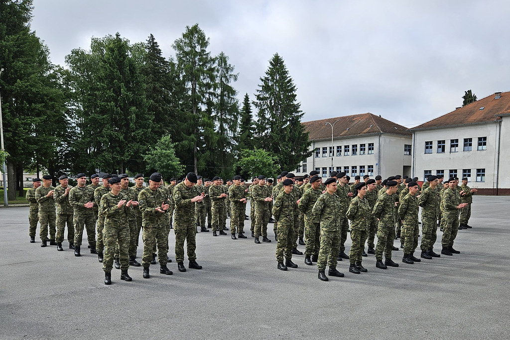Svečano uručenje crnih beretki u vojarni “Bilogora” u Bjelovaru: Novi topnici postali dio elitne postrojbe Hrvatske kopnene vojske