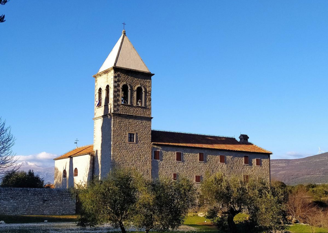 U Karinu je obilježena 28. godišnjica Dana sjećanja na razaranje franjevačkog samostana i crkve u Domovinskom ratu