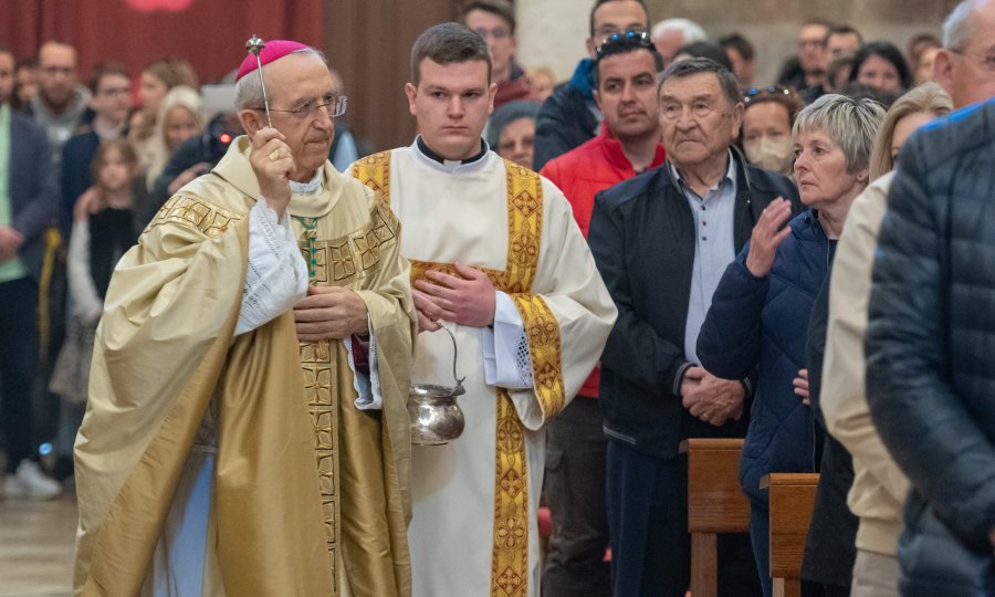 Nadbiskup Puljić: Uskrs je pobjeda svjetla nad tamom