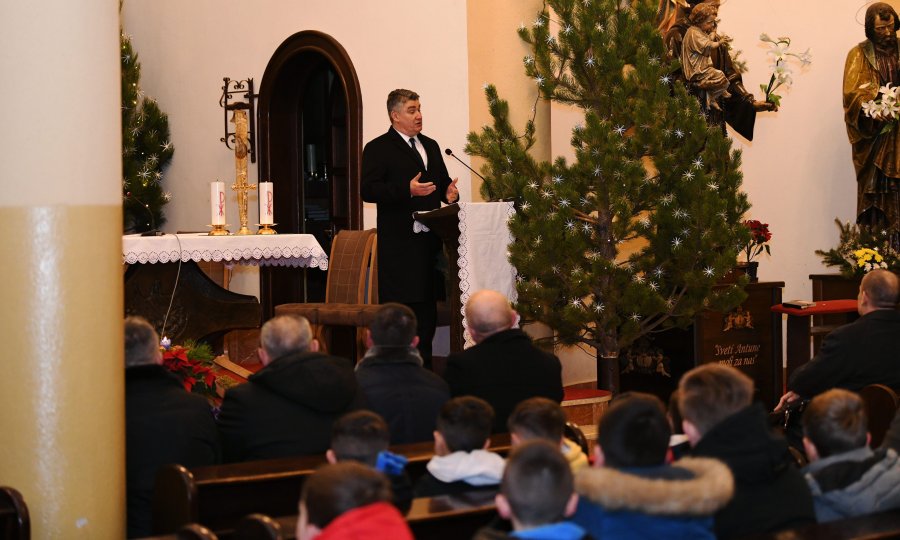 POSJET KOSOVU    Milanović se obratio Janjevcima u crkvi: Ne osjećam se baš najugodnije, nije to prostor u kojem bi trebali govoriti političari