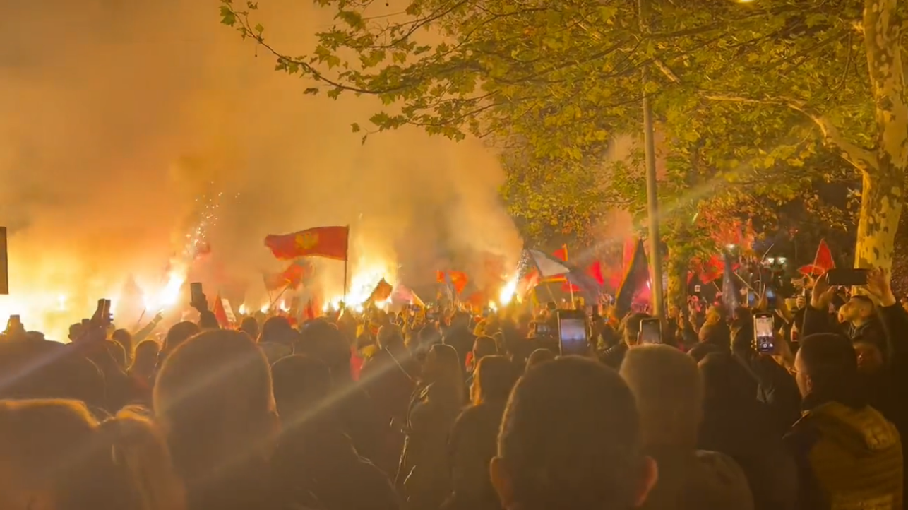 TISUĆE IZAŠLE NA ULICE, SIPAJU BIJES NA SPOMEN VUČIĆA! Mega kaos u Crnoj Gori, ljudi gore kao nikad: ‘Hoćemo izbore’