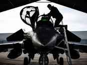 NADMETANJE U ZRAKU Je li prvi čovjek Vojske Srbije špijunirao naše pilote na obuci ili je i on došao dogovoriti kupovinu Rafale aviona?