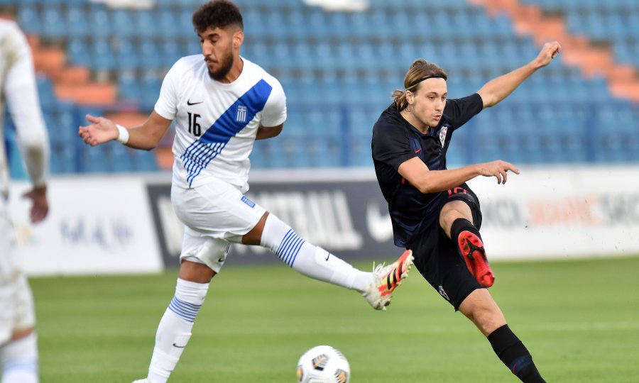 Mladi Vatreni  pogotkom Lovre Majera pobijedili Grčku u Ateni i postali najozbiljniji kandidati za izravan plasman na Euro
