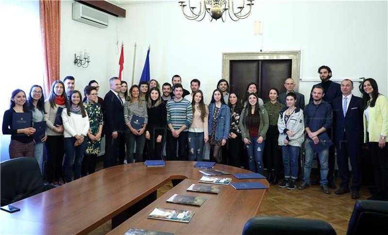 Ured za Hrvate stipendira internetsko učenje hrvatskog jezika