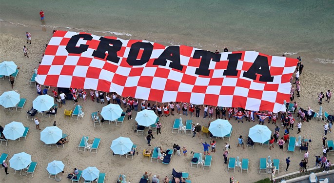 Pred hotelom u Dohi posljednji put razvijena divovska hrvatska zastava: ‘Naša im je podrška sad najpotrebnija’