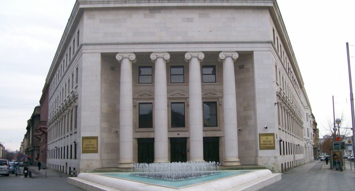 SKANDAL U HNB-u: Zaštitar mrtav pijan pao niz stepenice, zaglavio, pa pucao u vrata…