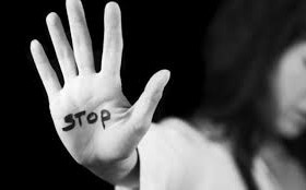 Žene ne šute zbog molitelja, nego zbog nasilnika: vrijeme je da prestane manipulacija žrtvama
