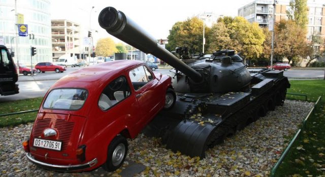 27. lipnja 1991. Osijek – crveni fićo, simbol otpora malog čovjeka prema agresiji, ušao u povijest Domovinskog rata