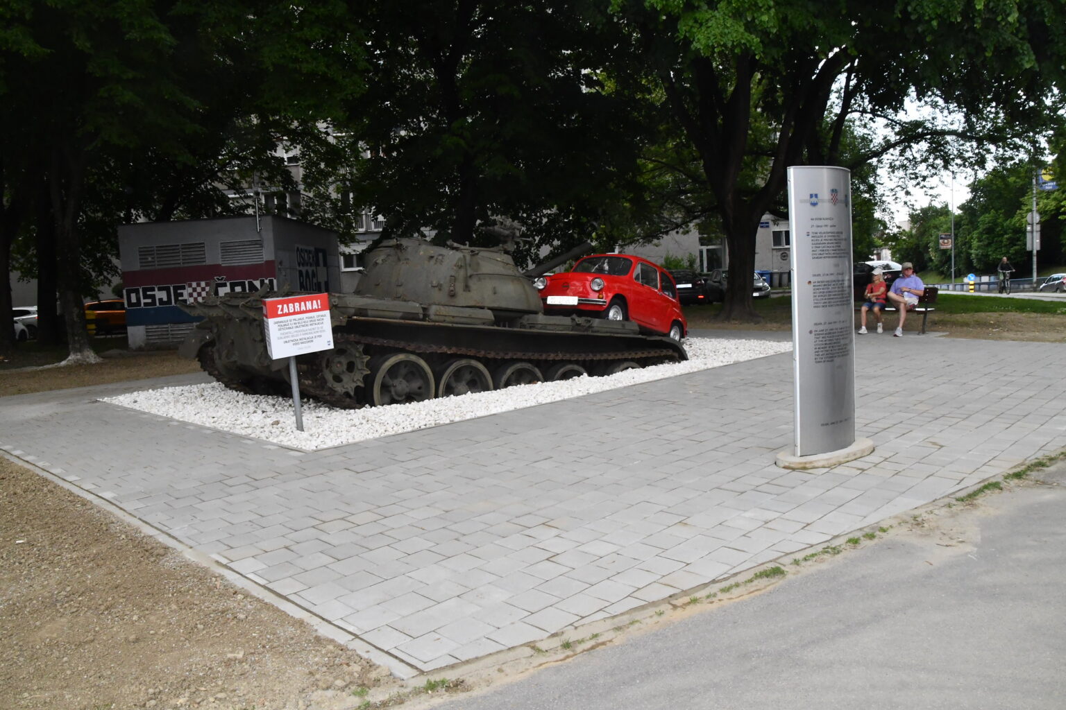 Crveni fićo ponovno gazi tenk – obnovljeno kultno osječko spomen-obilježje simbolizira duh otpora i pobjede