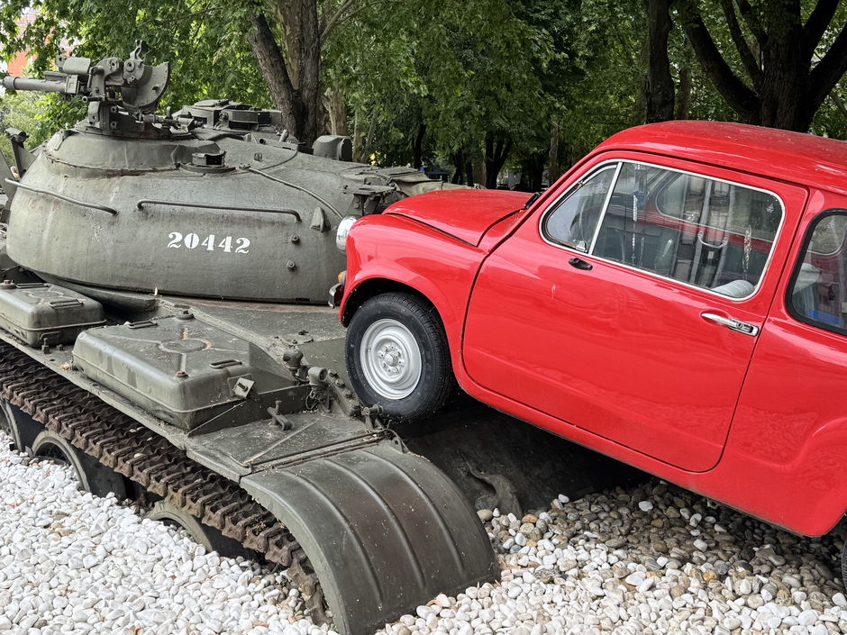 Prije 34 godine snimka iz Osijeka obišla je svijet: Crveni Fićo kao simbol otpora