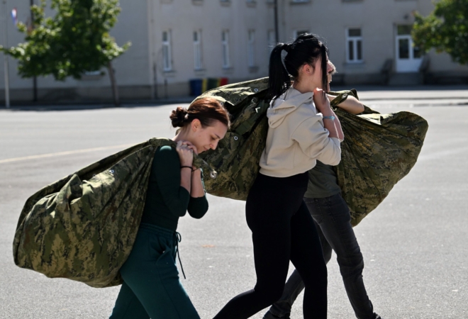 CURE U AKCIJI  Hrvatski dragovoljci započeli s obukom, nikad više djevojaka u uniformi