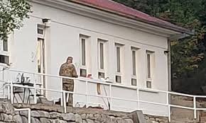 ‘Đe to ima da komunalci vršljaju vojsci po kasarni?!‘: bili smo u bivšem logoru, gdje crnogorska vojna patrola čuva spomen-ploču hrvatskim braniteljima. Evo što kažu mještani