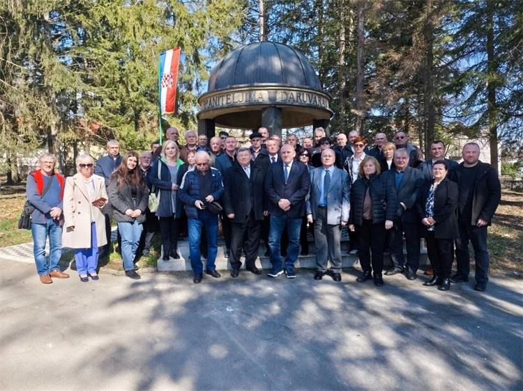 Udruga Peski-Art Đurđevac donirala 56 likovnih radova Veteranskom centru u Daruvaru