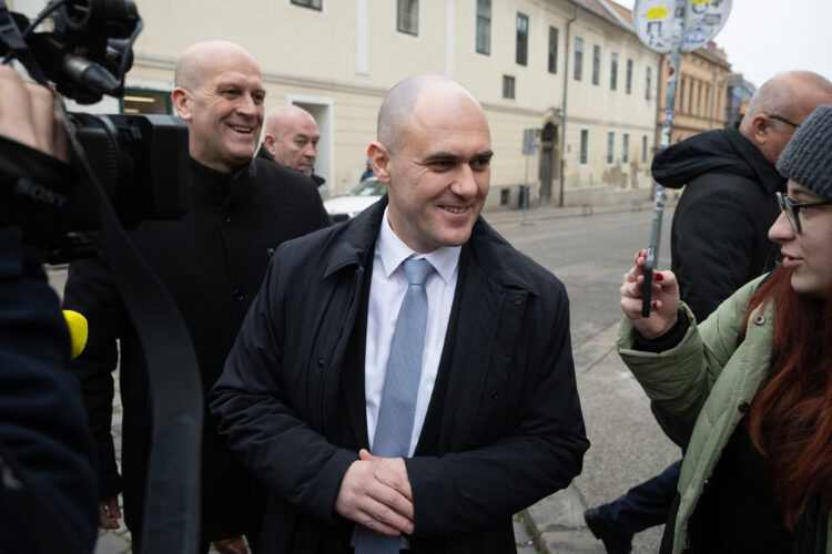 Policija Dabri  ponovno upala u kuću. Njega i još jednu osobu sumnjiče za oružje i povredu djetetovih prava. Pojavila se i treća snimka