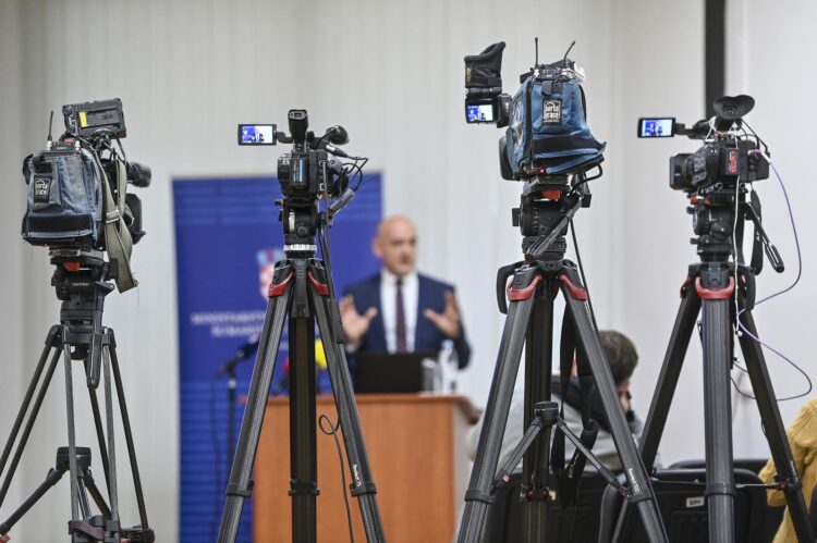 Pljušte reakcije na snimku ministra Dabre koji puca: “Jednu metu je pogodio!”