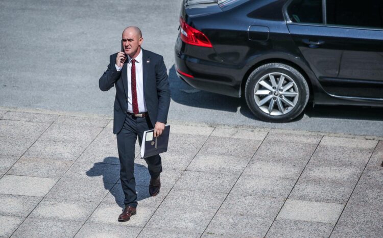 Procurila skandalozna snimka: Potpredsjednik Vlade Dabro puca iz pištolja kroz prozor auta