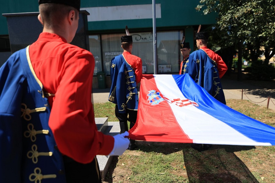 Čin mržnje u Dalju: Uhićen muškarac zbog skrnavljenja hrvatske zastave i širenja netrpeljivosti prema Hrvatima