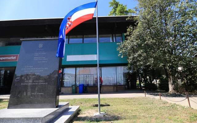 Kod spomena braniteljima u Slavoniji otrgnuo zastavu RH: 'Gazio je i neprimjerno pjevao'