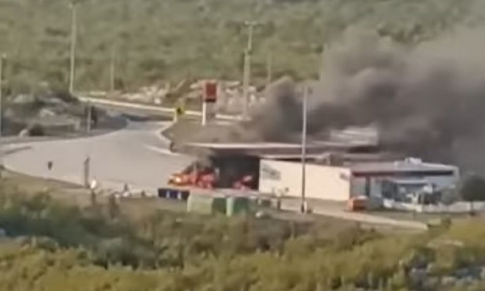 Snažna eksplozija na A1: Autom se zabio u benzinsku na odmorištu, ima ozlijeđenih!