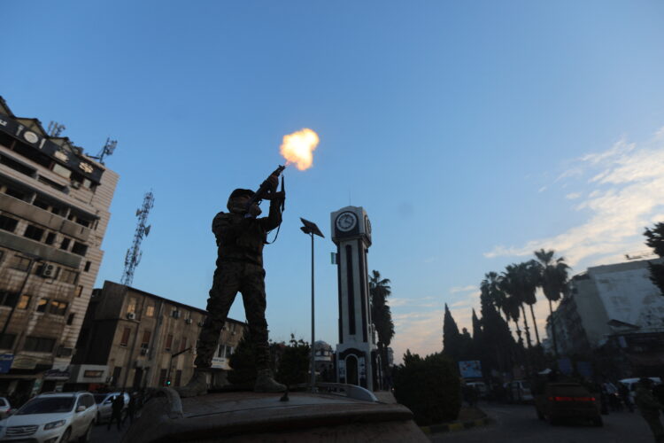 Pao režim u Siriji, Asad pobjegao: Pobunjenici ušli u Damask, uništili kip njegovog oca