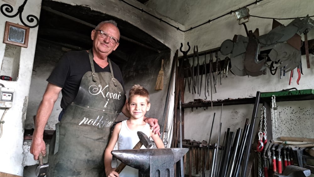 STARI ZANATI Iako je u mirovini, kovač i potkivač Rok Pintar i dalje svojom vještinom pomaže drugima, a kovački zanat prenosi i na mlađe generacije
