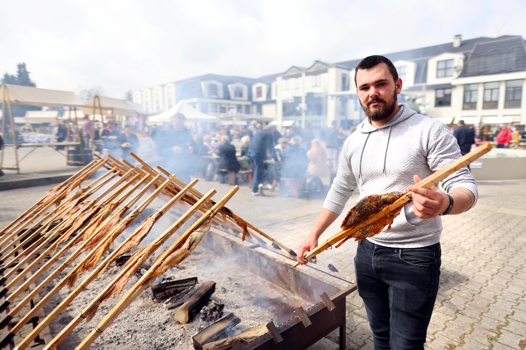 Đurđevo: brojni građani uživali u sunčanom danu, ribičiji, konjičkim utrkama i sajmu cvijeća