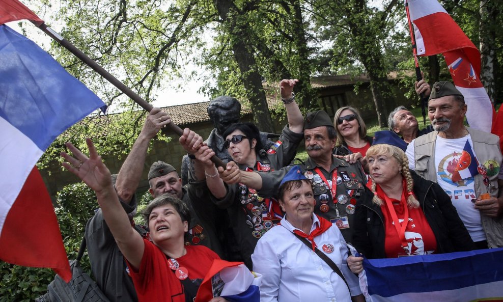 Crvene petokrake, beretke i odličja SFRJ-a: Tisuće na proslavi Titova rođendana u Beogradu