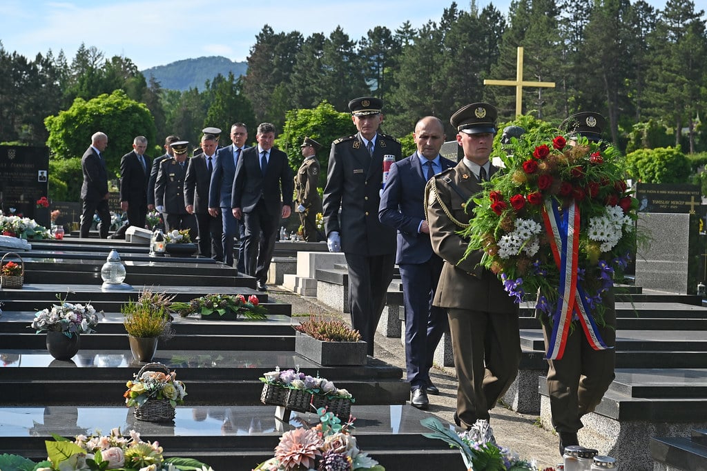 DOSTOJANSTVENA POČAST VELIKANIMA OBRANE: Hrvatska vojska odala počast svojim utemeljiteljima u povodu Dana državnosti i 34. obljetnice ustrojavanja
