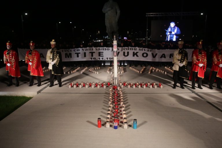 (FOTO) Diljem Hrvatske građani pale svijeće u znak sjećanja na žrtvu Vukovara: Pogledajte slike iz Zagreba, Splita, Vukovara, Osijeka, Varaždina…